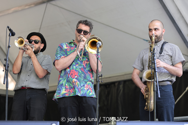 Paul San Martín meets Broken Horns (49 Festival de Jazz de Vitoria-Gasteiz 2026. 2026-07-11) Por José Luis Luna Rocafort [INSTANTZZ AKA Galería fotográfica AKA Fotoblog de jazz, impro… y algo más] - Tomajazz - Paul San Martín meets Broken Horns actuó en el 49 Festival de Jazz de Vitoria-Gasteiz 2026. José Luis Luna Rocafort lo retrata en INSTANTZZ. Con Paul San Martín, Abdell Bbop, Romain Gratalon, Jon Celestino, Pablo Maza, Javier Jaukikoa