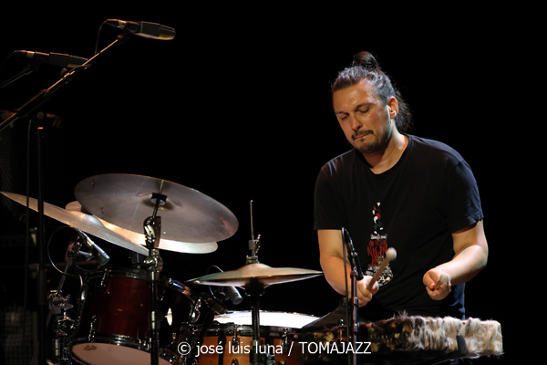 Xan Campos : Amorodios (XII JazzEñe 2026. Teatro Victoria Eugenia, Donostia - San Sebastián. 2026-07-22) Por José Luis Luna Rocafort [INSTANTZZ AKA Galería fotográfica AKA Fotoblog de jazz, impro… y algo más] - Tomajazz - Xan Campos: Amorodios actuó en el XII JazzEñe 2026 en el Teatro Victoria Eugenia, de San Sebastián el 22 de julio de 2026. José Luis Luna Rocafort lo retrata en INSTANTZZ. Actuaron Xan Campos, Faia Díaz, Feliz Barth, Iago Fernández
