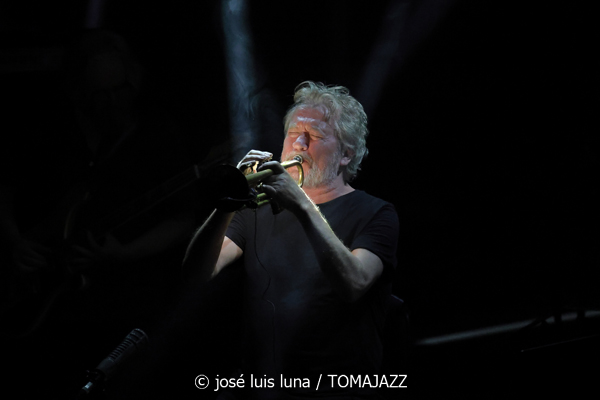 Nils Petter Molvaer: KHMER (61 Jazzaldia 2026. Donosti. 2026-07-24) Por José Luis Luna Rocafort [INSTANTZZ AKA Galería fotográfica AKA Fotoblog de jazz, impro… y algo más] - Tomajazz - Nils Petter Molvaer: KHMER actuó en el 61 Jazzaldia 2026. José Luis Luna Rocafort lo retrata en INSTANTZZ. Con Nils Petter Molvær, Eivind Aarset, Jan Bang, DJ Strangefruit, Audun Erlien, Rune Arnesen, Per Lindvall, Sven Persson, Tord Knudsen