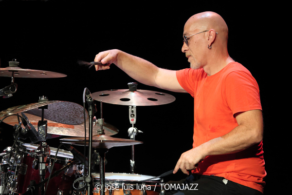 Noa Lur: Multipolar (XII JazzEñe 2026. Teatro Victoria Eugenia, Donostia - San Sebastián. 2026-07-23) Por José Luis Luna Rocafort [INSTANTZZ AKA Galería fotográfica AKA Fotoblog de jazz, impro… y algo más] - Tomajazz - Noa Lur: Multipolar actuó en el XII JazzEñe 2026 en el Teatro Victoria Eugenia de Donosti. José Luis Luna Rocafort lo retrata en INSTANTZZ. Con Noa Lur, Tony Pereyra, David Sancho, Ander García, David Fernández