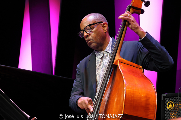 Kris Davis Trio (49 Festival de Jazz de Vitoria-Gasteiz 2026. 2026-07-16) Por José Luis Luna Rocafort [INSTANTZZ AKA Galería fotográfica AKA Fotoblog de jazz, impro… y algo más] - Tomajazz - Kris Davis Trio actuó en el 49 Festival de Jazz de Vitoria-Gasteiz 2026. José Luis Luna Rocafort lo retrata en [INSTANTZZ. Con Kris Davis, Robert Hurst, Johnathan Blake