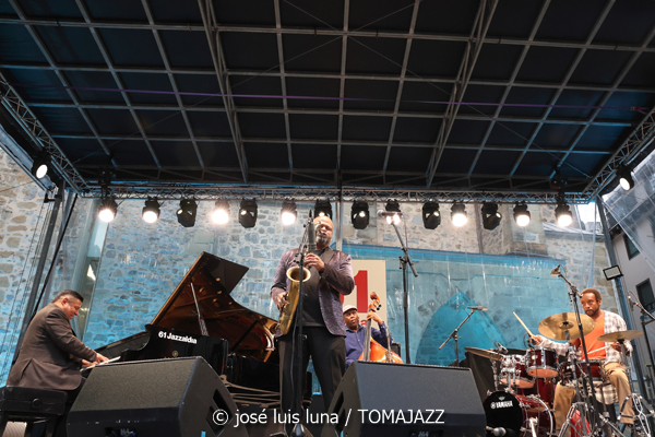Azar Lawrence Quartet: John Coltrane, The Impulse Era! (61 Jazzaldia 2026. Donosti. 2026-07-24) Por José Luis Luna Rocafort [INSTANTZZ AKA Galería fotográfica AKA Fotoblog de jazz, impro… y algo más] - Tomajazz - Azar Lawrence Quartet: John Coltrane, The Impulse Era! actuó en el 61 Jazzaldia 2026. José Luis Luna Rocafort lo retrata en INSTANTZZ. Con Azar Lawrence, Benito González, Essiet Essiet, Brandon Lee
