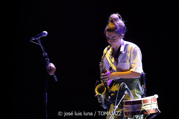 Pleito (XII JazzEñe 2026. Teatro Victoria Eugenia, Donostia - San Sebastián. 2026-07-24) Por José Luis Luna Rocafort [INSTANTZZ AKA Galería fotográfica AKA Fotoblog de jazz, impro… y algo más] - Tomajazz - Pleito actuó en el XII JazzEñe 2026 en el Teatro Victoria Eugenia de San Sebastián. José Luis Luna Rocafort lo retrata en INSTANTZZ. Pleito es el proyecto de Alba Gil Aceytuno