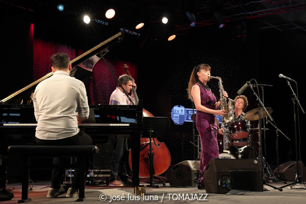 Irene Reig Quartet (49 Festival de Jazz de Vitoria-Gasteiz 2026. 2026-07-16) Por José Luis Luna Rocafort [INSTANTZZ AKA Galería fotográfica AKA Fotoblog de jazz, impro… y algo más] - Tomajazz - Irene Reig Quartet actuó en el 49 Festival de Jazz de Vitoria-Gasteiz 2026. José Luis Luna Rocafort INSTANTZZ retrata el concierto. Con Irene Reig, Xavi Torres, Pau Sala, Andreu Pitarch