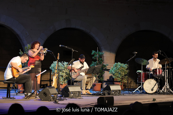 Maria Antònia Gili Quartet (Jazz Palma Festival 2026. Castell de Bellver, Palma de Mallorca. 2026-08-27) Por Miquel Àngel Seguí y José Luis Luna Rocafort [Concierto de jazz] - Tomajazz - Maria Antònia Gili Quartet actuó en Jazz Palma Festival 2026 en el Castell de Bellver, el 27 de agosto de 2026. Miquel Àngel Seguí y José Luis Luna Rocafort repasan el concierto. Intervinieron Maria Antònia Gili, Goran Levi: guitarra eléctrica.
Miquel Bennàssar: bajo eléctrico.
Josep Servera