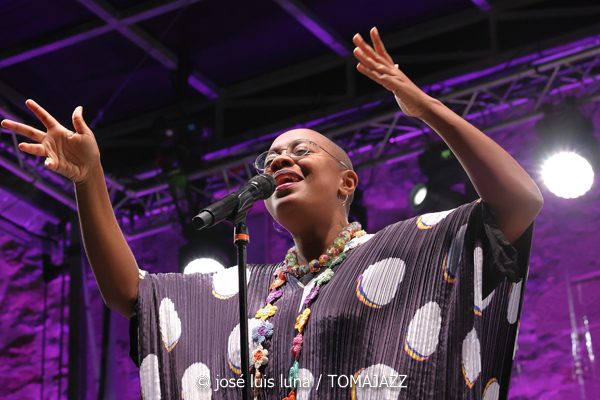 Cécile McLorin Salvant (61 Jazzaldia 2026. Donosti. 2026-07-24) Por José Luis Luna Rocafort [INSTANTZZ AKA Galería fotográfica AKA Fotoblog de jazz, impro… y algo más] - Tomajazz - Cécile McLorin Salvant actuó en el 61 Jazzaldia 2026. José Luis Luna Rocafort lo retrata en INSTANTZZ. Con Cécile McLorin Salvant, Sullivan Fortner, Yasushi Nakamura, Kyle Poole