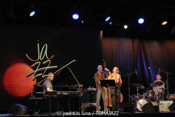 Gretchen Parlato Quartet (49 Festival de Jazz de Vitoria-Gasteiz 2026. 2026-07-15) Por José Luis Luna Rocafort [INSTANTZZ AKA Galería fotográfica AKA Fotoblog de jazz, impro… y algo más] - Tomajazz - Gretchen Parlato Quartet actuó en el 49 Festival de Jazz de Vitoria-Gasteiz 2026. José Luis Luna Rocafort lo retrata en INSTANTZZ. Actuaron Gretchen Parlato, Alan Hampton, Jacob Mann, Mark Guiliana