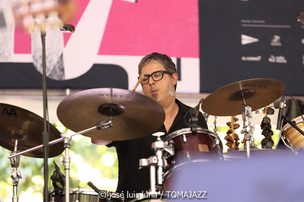 Bea Asurmendi (49 Festival de Jazz de Vitoria-Gasteiz 2026. 2026-07-11) Por José Luis Luna Rocafort [INSTANTZZ AKA Galería fotográfica AKA Fotoblog de jazz, impro… y algo más] - Tomajazz - Bea Asurmendi actuó en el 49 Festival de Jazz de Vitoria-Gasteiz 2026. José Luis Luna Rocafort lo retrata en INSTANTZZ. Participaron Bea Asurmendi, Gianluca Corona: guitarra eléctrica Giovanni Cresseri: bajo Milena Granci: piano Demi García Sabat: batería Invitada: Idoia Asurmendi