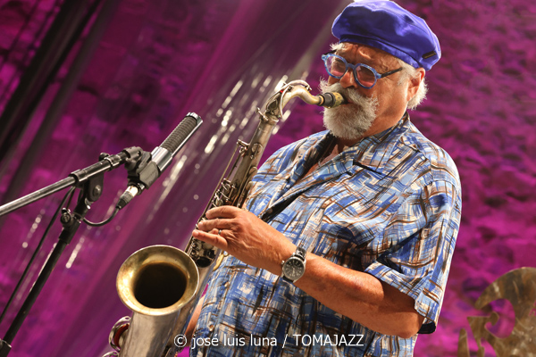 Joe Lovano's Paramount Quartet (61 Jazzaldia 2026. Donosti. 2026-07-23) Por José Luis Luna Rocafort [INSTANTZZ AKA Galería fotográfica AKA Fotoblog de jazz, impro… y algo más] - Tomajazz - Joe Lovano's Paramount Quartet actuó en el 61 Jazzaldia 2026. José Luis Luna Rocafort lo retrata en INSTANTZZ. Con Joe Lovano, Julian Lage, Santi Debriano, Will Calhoun