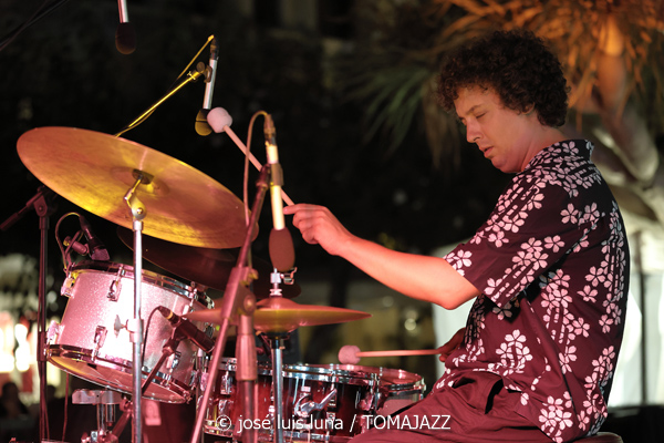 Sinead Cormican (38 Eivissa Jazz Festival. 2026-09-01) Por José Luis Luna Rocafort [INSTANTZZ AKA Galería fotográfica AKA Fotoblog de jazz, impro… y algo más] - Tomajazz - Sinead Cormican actuó en el 38 Eivissa Jazz Festival 2026. José Luis Luna Rocafort lo retrata en INSTANTZZ. Con Sinead Cormican, Tomeu Garcias, Toni Vaquer, Joan Garcias, Andreu Pitarch