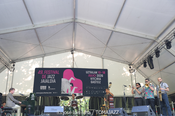 Paul San Martín meets Broken Horns (49 Festival de Jazz de Vitoria-Gasteiz 2026. 2026-07-11) Por José Luis Luna Rocafort [INSTANTZZ AKA Galería fotográfica AKA Fotoblog de jazz, impro… y algo más] - Tomajazz - Paul San Martín meets Broken Horns actuó en el 49 Festival de Jazz de Vitoria-Gasteiz 2026. José Luis Luna Rocafort lo retrata en INSTANTZZ. Con Paul San Martín, Abdell Bbop, Romain Gratalon, Jon Celestino, Pablo Maza, Javier Jaukikoa
