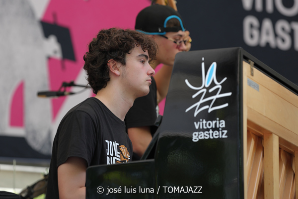 Sedajazz Jove Big Band (49 Festival de Jazz de Vitoria-Gasteiz 2026. 2026-07-11) Por José Luis Luna Rocafort [INSTANTZZ AKA Galería fotográfica AKA Fotoblog de jazz, impro… y algo más] - Tomajazz - Sedajazz Jove Big Band actuó en el 49 Festival de Jazz de Vitoria-Gasteiz 2026. José Luis Luna Rocafort lo retrata en INSTANTZZ