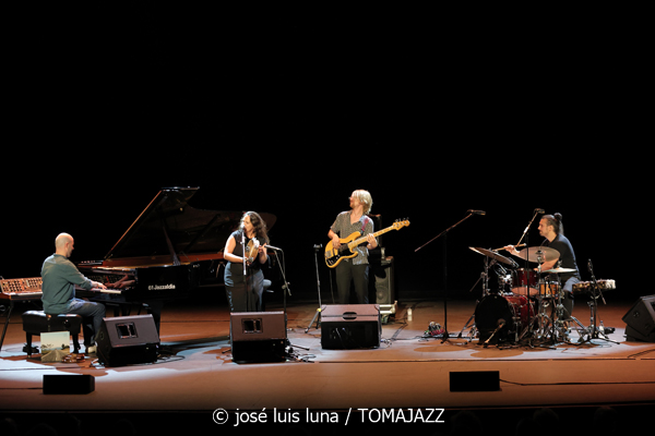Xan Campos : Amorodios (XII JazzEñe 2026. Teatro Victoria Eugenia, Donostia - San Sebastián. 2026-07-22) Por José Luis Luna Rocafort [INSTANTZZ AKA Galería fotográfica AKA Fotoblog de jazz, impro… y algo más] - Tomajazz - Xan Campos: Amorodios actuó en el XII JazzEñe 2026 en el Teatro Victoria Eugenia, de San Sebastián el 22 de julio de 2026. José Luis Luna Rocafort lo retrata en INSTANTZZ. Actuaron Xan Campos, Faia Díaz, Feliz Barth, Iago Fernández
