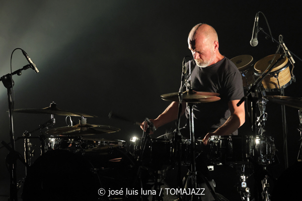 Nils Petter Molvaer: KHMER (61 Jazzaldia 2026. Donosti. 2026-07-24) Por José Luis Luna Rocafort [INSTANTZZ AKA Galería fotográfica AKA Fotoblog de jazz, impro… y algo más] - Tomajazz - Nils Petter Molvaer: KHMER actuó en el 61 Jazzaldia 2026. José Luis Luna Rocafort lo retrata en INSTANTZZ. Con Nils Petter Molvær, Eivind Aarset, Jan Bang, DJ Strangefruit, Audun Erlien, Rune Arnesen, Per Lindvall, Sven Persson, Tord Knudsen