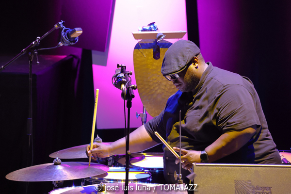 Kris Davis Trio (49 Festival de Jazz de Vitoria-Gasteiz 2026. 2026-07-16) Por José Luis Luna Rocafort [INSTANTZZ AKA Galería fotográfica AKA Fotoblog de jazz, impro… y algo más] - Tomajazz - Kris Davis Trio actuó en el 49 Festival de Jazz de Vitoria-Gasteiz 2026. José Luis Luna Rocafort lo retrata en [INSTANTZZ. Con Kris Davis, Robert Hurst, Johnathan Blake