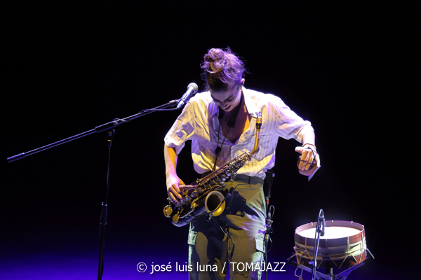 Pleito (XII JazzEñe 2026. Teatro Victoria Eugenia, Donostia - San Sebastián. 2026-07-24) Por José Luis Luna Rocafort [INSTANTZZ AKA Galería fotográfica AKA Fotoblog de jazz, impro… y algo más] - Tomajazz - Pleito actuó en el XII JazzEñe 2026 en el Teatro Victoria Eugenia de San Sebastián. José Luis Luna Rocafort lo retrata en INSTANTZZ. Pleito es el proyecto de Alba Gil Aceytuno