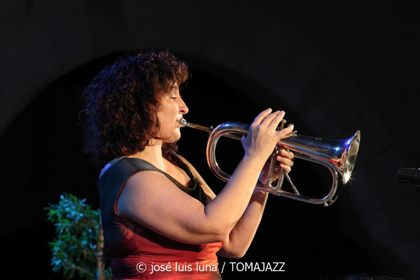 Maria Antònia Gili Quartet (Jazz Palma Festival 2026. Castell de Bellver, Palma de Mallorca. 2026-08-27) Por Miquel Àngel Seguí y José Luis Luna Rocafort [Concierto de jazz] - Tomajazz - Maria Antònia Gili Quartet actuó en Jazz Palma Festival 2026 en el Castell de Bellver, el 27 de agosto de 2026. Miquel Àngel Seguí y José Luis Luna Rocafort repasan el concierto. Intervinieron Maria Antònia Gili, Goran Levi: guitarra eléctrica. Miquel Bennàssar: bajo eléctrico. Josep Servera 