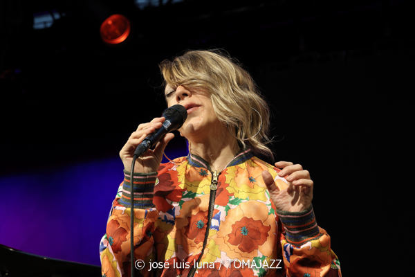 Gretchen Parlato Quartet (49 Festival de Jazz de Vitoria-Gasteiz 2026. 2026-07-15) Por José Luis Luna Rocafort [INSTANTZZ AKA Galería fotográfica AKA Fotoblog de jazz, impro… y algo más] - Tomajazz - Gretchen Parlato Quartet actuó en el 49 Festival de Jazz de Vitoria-Gasteiz 2026. José Luis Luna Rocafort lo retrata en INSTANTZZ. Actuaron Gretchen Parlato, Alan Hampton, Jacob Mann, Mark Guiliana
