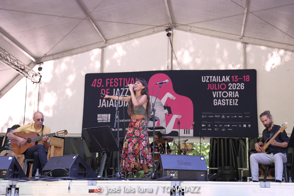 Bea Asurmendi (49 Festival de Jazz de Vitoria-Gasteiz 2026. 2026-07-11) Por José Luis Luna Rocafort [INSTANTZZ AKA Galería fotográfica AKA Fotoblog de jazz, impro… y algo más] - Tomajazz - Bea Asurmendi actuó en el 49 Festival de Jazz de Vitoria-Gasteiz 2026. José Luis Luna Rocafort lo retrata en INSTANTZZ. Participaron Bea Asurmendi, 
Gianluca Corona: guitarra eléctrica
Giovanni Cresseri: bajo
Milena Granci: piano
Demi García Sabat: batería
Invitada:
Idoia Asurmendi