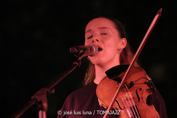 Sinead Cormican (38 Eivissa Jazz Festival. 2026-09-01) Por José Luis Luna Rocafort [INSTANTZZ AKA Galería fotográfica AKA Fotoblog de jazz, impro… y algo más] - Tomajazz - Sinead Cormican actuó en el 38 Eivissa Jazz Festival 2026. José Luis Luna Rocafort lo retrata en INSTANTZZ. Con Sinead Cormican, Tomeu Garcias, Toni Vaquer, Joan Garcias, Andreu Pitarch