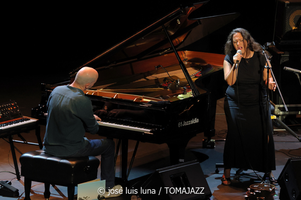 Xan Campos : Amorodios (XII JazzEñe 2026. Teatro Victoria Eugenia, Donostia - San Sebastián. 2026-07-22) Por José Luis Luna Rocafort [INSTANTZZ AKA Galería fotográfica AKA Fotoblog de jazz, impro… y algo más] - Tomajazz - Xan Campos: Amorodios actuó en el XII JazzEñe 2026 en el Teatro Victoria Eugenia, de San Sebastián el 22 de julio de 2026. José Luis Luna Rocafort lo retrata en INSTANTZZ. Actuaron Xan Campos, Faia Díaz, Feliz Barth, Iago Fernández