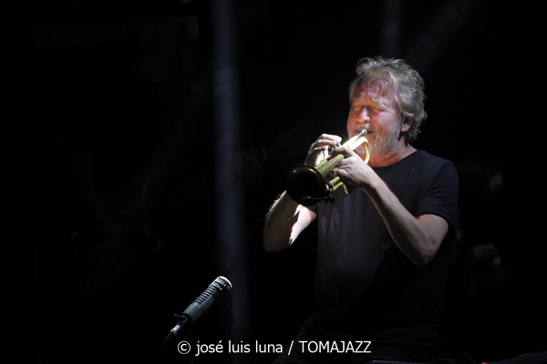 Nils Petter Molvaer: KHMER (61 Jazzaldia 2026. Donosti. 2026-07-24) Por José Luis Luna Rocafort [INSTANTZZ AKA Galería fotográfica AKA Fotoblog de jazz, impro… y algo más] - Tomajazz - Nils Petter Molvaer: KHMER actuó en el 61 Jazzaldia 2026. José Luis Luna Rocafort lo retrata en INSTANTZZ. Con Nils Petter Molvær, Eivind Aarset, Jan Bang, DJ Strangefruit, Audun Erlien, Rune Arnesen, Per Lindvall, Sven Persson, Tord Knudsen