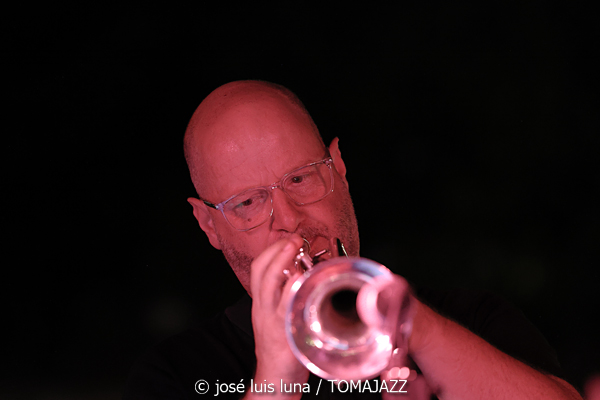 Jive At Nine & Swingin' Tonic (38 Eivissa Jazz Festival. 2026-09-01) Por José Luis Luna Rocafort [INSTANTZZ AKA Galería fotográfica AKA Fotoblog de jazz, impro… y algo más] - Tomajazz - Jive At Nine & Swingin' Tonic actuaron en el 38 Eivissa Jazz Festival. José Luis Luna Rocafort lo retrata en INSTANTZZ. Con Santiago Ramírez, Nauel Aschel, Vicent Tur, Víctor Ávila, Gustavo Gamaza, Jorge Ortíz, Iván Pacheco, Salvatore Licitra, Andreas Fernández, Sinead Cormican, Claudia Otelli