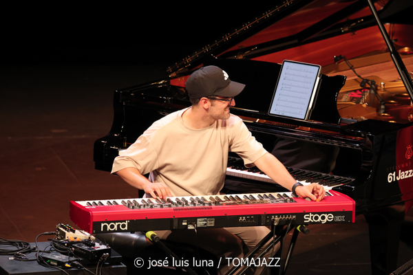 Noa Lur: Multipolar (XII JazzEñe 2026. Teatro Victoria Eugenia, Donostia - San Sebastián. 2026-07-23) Por José Luis Luna Rocafort [INSTANTZZ AKA Galería fotográfica AKA Fotoblog de jazz, impro… y algo más] - Tomajazz - Noa Lur: Multipolar actuó en el XII JazzEñe 2026 en el Teatro Victoria Eugenia de Donosti. José Luis Luna Rocafort lo retrata en INSTANTZZ. Con Noa Lur, Tony Pereyra, David Sancho, Ander García, David Fernández