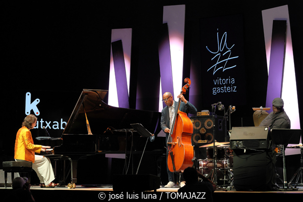 Kris Davis Trio (49 Festival de Jazz de Vitoria-Gasteiz 2026. 2026-07-16) Por José Luis Luna Rocafort [INSTANTZZ AKA Galería fotográfica AKA Fotoblog de jazz, impro… y algo más] - Tomajazz - Kris Davis Trio actuó en el 49 Festival de Jazz de Vitoria-Gasteiz 2026. José Luis Luna Rocafort lo retrata en [INSTANTZZ. Con Kris Davis, Robert Hurst, Johnathan Blake