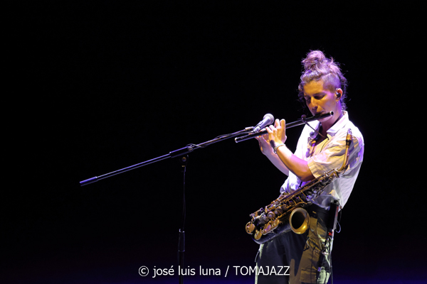 Pleito (XII JazzEñe 2026. Teatro Victoria Eugenia, Donostia - San Sebastián. 2026-07-24) Por José Luis Luna Rocafort [INSTANTZZ AKA Galería fotográfica AKA Fotoblog de jazz, impro… y algo más] - Tomajazz - Pleito actuó en el XII JazzEñe 2026 en el Teatro Victoria Eugenia de San Sebastián. José Luis Luna Rocafort lo retrata en INSTANTZZ. Pleito es el proyecto de Alba Gil Aceytuno