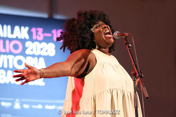 Michelle David & The Tru-tones (49 Festival de Jazz de Vitoria-Gasteiz 2026. 2026-07-11) Por José Luis Luna Rocafort [INSTANTZZ AKA Galería fotográfica AKA Fotoblog de jazz, impro… y algo más] - Tomajazz - Michelle David & The Tru-tones actuaron en el 49 Festival de Jazz de Vitoria-Gasteiz 2026. José Luis Luna Rocafort lo retrata en INSTANTZZ.