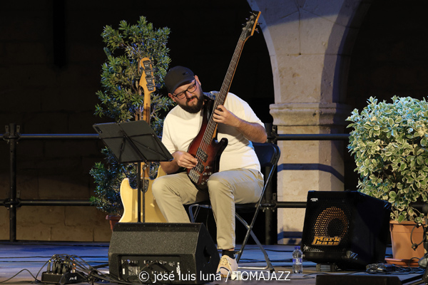 Maria Antònia Gili Quartet (Jazz Palma Festival 2026. Castell de Bellver, Palma de Mallorca. 2026-08-27) Por Miquel Àngel Seguí y José Luis Luna Rocafort [Concierto de jazz] - Tomajazz - Maria Antònia Gili Quartet actuó en Jazz Palma Festival 2026 en el Castell de Bellver, el 27 de agosto de 2026. Miquel Àngel Seguí y José Luis Luna Rocafort repasan el concierto. Intervinieron Maria Antònia Gili, Goran Levi: guitarra eléctrica. Miquel Bennàssar: bajo eléctrico. Josep Servera 