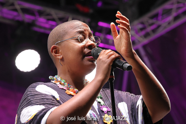 Cécile McLorin Salvant (61 Jazzaldia 2026. Donosti. 2026-07-24) Por José Luis Luna Rocafort [INSTANTZZ AKA Galería fotográfica AKA Fotoblog de jazz, impro… y algo más] - Tomajazz - Cécile McLorin Salvant actuó en el 61 Jazzaldia 2026. José Luis Luna Rocafort lo retrata en INSTANTZZ. Con Cécile McLorin Salvant, Sullivan Fortner, Yasushi Nakamura, Kyle Poole
