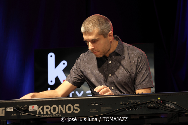 Gretchen Parlato Quartet (49 Festival de Jazz de Vitoria-Gasteiz 2026. 2026-07-15) Por José Luis Luna Rocafort [INSTANTZZ AKA Galería fotográfica AKA Fotoblog de jazz, impro… y algo más] - Tomajazz - Gretchen Parlato Quartet actuó en el 49 Festival de Jazz de Vitoria-Gasteiz 2026. José Luis Luna Rocafort lo retrata en INSTANTZZ. Actuaron Gretchen Parlato, Alan Hampton, Jacob Mann, Mark Guiliana