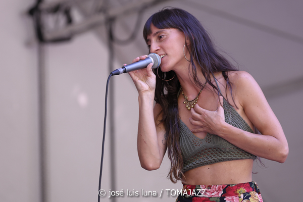Bea Asurmendi (49 Festival de Jazz de Vitoria-Gasteiz 2026. 2026-07-11) Por José Luis Luna Rocafort [INSTANTZZ AKA Galería fotográfica AKA Fotoblog de jazz, impro… y algo más] - Tomajazz - Bea Asurmendi actuó en el 49 Festival de Jazz de Vitoria-Gasteiz 2026. José Luis Luna Rocafort lo retrata en INSTANTZZ. Participaron Bea Asurmendi, Gianluca Corona: guitarra eléctrica Giovanni Cresseri: bajo Milena Granci: piano Demi García Sabat: batería Invitada: Idoia Asurmendi