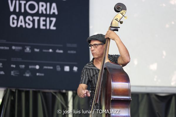 Paul San Martín meets Broken Horns (49 Festival de Jazz de Vitoria-Gasteiz 2026. 2026-07-11) Por José Luis Luna Rocafort [INSTANTZZ AKA Galería fotográfica AKA Fotoblog de jazz, impro… y algo más] - Tomajazz - Paul San Martín meets Broken Horns actuó en el 49 Festival de Jazz de Vitoria-Gasteiz 2026. José Luis Luna Rocafort lo retrata en INSTANTZZ. Con Paul San Martín, Abdell Bbop, Romain Gratalon, Jon Celestino, Pablo Maza, Javier Jaukikoa