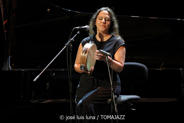 Xan Campos : Amorodios (XII JazzEñe 2026. Teatro Victoria Eugenia, Donostia - San Sebastián. 2026-07-22) Por José Luis Luna Rocafort [INSTANTZZ AKA Galería fotográfica AKA Fotoblog de jazz, impro… y algo más] - Tomajazz - Xan Campos: Amorodios actuó en el XII JazzEñe 2026 en el Teatro Victoria Eugenia, de San Sebastián el 22 de julio de 2026. José Luis Luna Rocafort lo retrata en INSTANTZZ. Actuaron Xan Campos, Faia Díaz, Feliz Barth, Iago Fernández