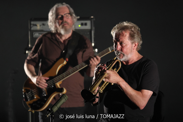 Nils Petter Molvaer: KHMER (61 Jazzaldia 2026. Donosti. 2026-07-24) Por José Luis Luna Rocafort [INSTANTZZ AKA Galería fotográfica AKA Fotoblog de jazz, impro… y algo más] - Tomajazz - Nils Petter Molvaer: KHMER actuó en el 61 Jazzaldia 2026. José Luis Luna Rocafort lo retrata en INSTANTZZ. Con Nils Petter Molvær, Eivind Aarset, Jan Bang, DJ Strangefruit, Audun Erlien, Rune Arnesen, Per Lindvall, Sven Persson, Tord Knudsen