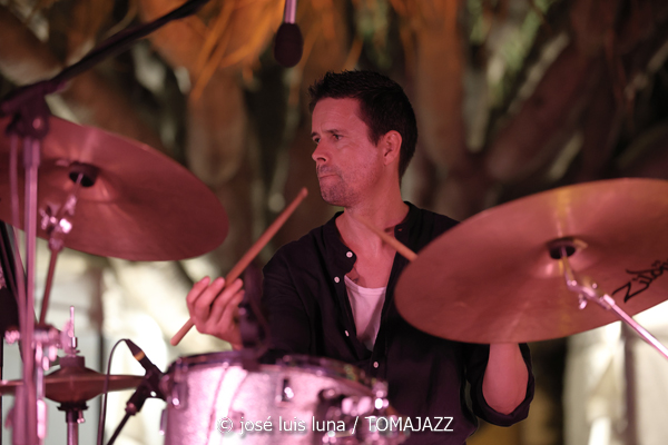 Jive At Nine & Swingin' Tonic (38 Eivissa Jazz Festival. 2026-09-01) Por José Luis Luna Rocafort [INSTANTZZ AKA Galería fotográfica AKA Fotoblog de jazz, impro… y algo más] - Tomajazz - Jive At Nine & Swingin' Tonic actuaron en el 38 Eivissa Jazz Festival. José Luis Luna Rocafort lo retrata en INSTANTZZ. Con Santiago Ramírez, Nauel Aschel, Vicent Tur, Víctor Ávila, Gustavo Gamaza, Jorge Ortíz, Iván Pacheco, Salvatore Licitra, Andreas Fernández, Sinead Cormican, Claudia Otelli