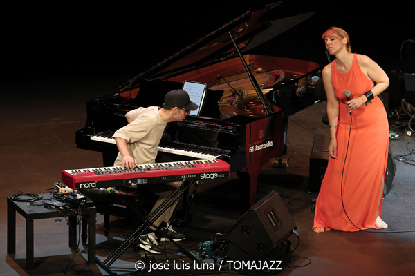 Noa Lur: Multipolar (XII JazzEñe 2026. Teatro Victoria Eugenia, Donostia - San Sebastián. 2026-07-23) Por José Luis Luna Rocafort [INSTANTZZ AKA Galería fotográfica AKA Fotoblog de jazz, impro… y algo más] - Tomajazz - Noa Lur: Multipolar actuó en el XII JazzEñe 2026 en el Teatro Victoria Eugenia de Donosti. José Luis Luna Rocafort lo retrata en INSTANTZZ. Con Noa Lur, Tony Pereyra, David Sancho, Ander García, David Fernández