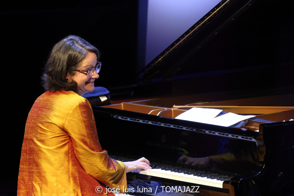 Kris Davis Trio (49 Festival de Jazz de Vitoria-Gasteiz 2026. 2026-07-16) Por José Luis Luna Rocafort [INSTANTZZ AKA Galería fotográfica AKA Fotoblog de jazz, impro… y algo más] - Tomajazz - Kris Davis Trio actuó en el 49 Festival de Jazz de Vitoria-Gasteiz 2026. José Luis Luna Rocafort lo retrata en [INSTANTZZ. Con Kris Davis, Robert Hurst, Johnathan Blake