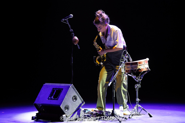 Pleito (XII JazzEñe 2026. Teatro Victoria Eugenia, Donostia - San Sebastián. 2026-07-24) Por José Luis Luna Rocafort [INSTANTZZ AKA Galería fotográfica AKA Fotoblog de jazz, impro… y algo más] - Tomajazz - Pleito actuó en el XII JazzEñe 2026 en el Teatro Victoria Eugenia de San Sebastián. José Luis Luna Rocafort lo retrata en INSTANTZZ. Pleito es el proyecto de Alba Gil Aceytuno