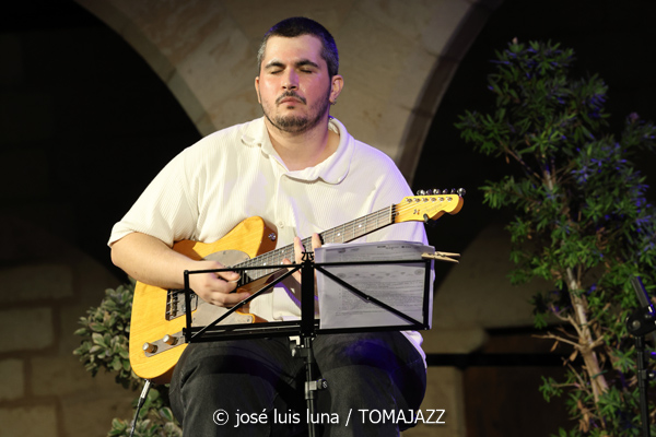 Maria Antònia Gili Quartet (Jazz Palma Festival 2026. Castell de Bellver, Palma de Mallorca. 2026-08-27) Por Miquel Àngel Seguí y José Luis Luna Rocafort [Concierto de jazz] - Tomajazz - Maria Antònia Gili Quartet actuó en Jazz Palma Festival 2026 en el Castell de Bellver, el 27 de agosto de 2026. Miquel Àngel Seguí y José Luis Luna Rocafort repasan el concierto. Intervinieron Maria Antònia Gili, Goran Levi: guitarra eléctrica. Miquel Bennàssar: bajo eléctrico. Josep Servera 