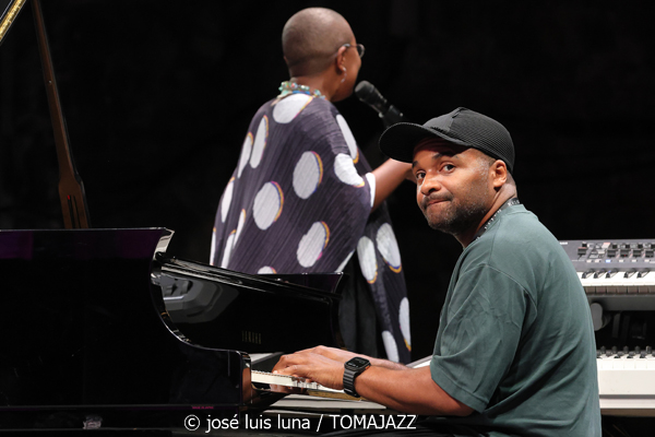 Cécile McLorin Salvant (61 Jazzaldia 2026. Donosti. 2026-07-24) Por José Luis Luna Rocafort [INSTANTZZ AKA Galería fotográfica AKA Fotoblog de jazz, impro… y algo más] - Tomajazz - Cécile McLorin Salvant actuó en el 61 Jazzaldia 2026. José Luis Luna Rocafort lo retrata en INSTANTZZ. Con Cécile McLorin Salvant, Sullivan Fortner, Yasushi Nakamura, Kyle Poole