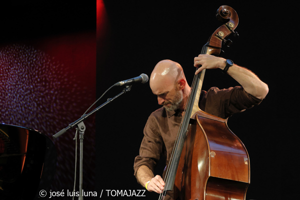 Gretchen Parlato Quartet (49 Festival de Jazz de Vitoria-Gasteiz 2026. 2026-07-15) Por José Luis Luna Rocafort [INSTANTZZ AKA Galería fotográfica AKA Fotoblog de jazz, impro… y algo más] - Tomajazz - Gretchen Parlato Quartet actuó en el 49 Festival de Jazz de Vitoria-Gasteiz 2026. José Luis Luna Rocafort lo retrata en INSTANTZZ. Actuaron Gretchen Parlato, Alan Hampton, Jacob Mann, Mark Guiliana