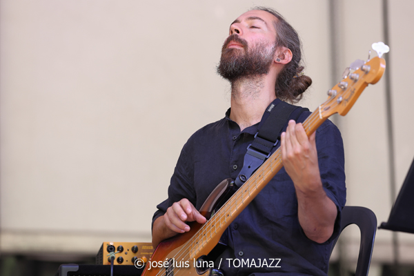 Bea Asurmendi (49 Festival de Jazz de Vitoria-Gasteiz 2026. 2026-07-11) Por José Luis Luna Rocafort [INSTANTZZ AKA Galería fotográfica AKA Fotoblog de jazz, impro… y algo más] - Tomajazz - Bea Asurmendi actuó en el 49 Festival de Jazz de Vitoria-Gasteiz 2026. José Luis Luna Rocafort lo retrata en INSTANTZZ. Participaron Bea Asurmendi, Gianluca Corona: guitarra eléctrica Giovanni Cresseri: bajo Milena Granci: piano Demi García Sabat: batería Invitada: Idoia Asurmendi
