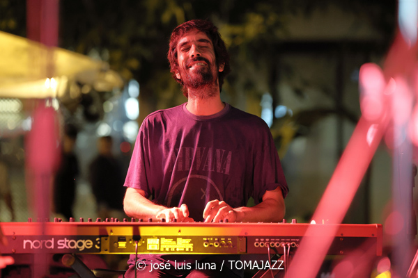Sinead Cormican (38 Eivissa Jazz Festival. 2026-09-01) Por José Luis Luna Rocafort [INSTANTZZ AKA Galería fotográfica AKA Fotoblog de jazz, impro… y algo más] - Tomajazz - Sinead Cormican actuó en el 38 Eivissa Jazz Festival 2026. José Luis Luna Rocafort lo retrata en INSTANTZZ. Con Sinead Cormican, Tomeu Garcias, Toni Vaquer, Joan Garcias, Andreu Pitarch