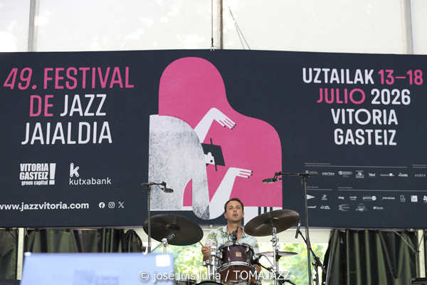 Paul San Martín meets Broken Horns (49 Festival de Jazz de Vitoria-Gasteiz 2026. 2026-07-11) Por José Luis Luna Rocafort [INSTANTZZ AKA Galería fotográfica AKA Fotoblog de jazz, impro… y algo más] - Tomajazz - Paul San Martín meets Broken Horns actuó en el 49 Festival de Jazz de Vitoria-Gasteiz 2026. José Luis Luna Rocafort lo retrata en INSTANTZZ. Con Paul San Martín, Abdell Bbop, Romain Gratalon, Jon Celestino, Pablo Maza, Javier Jaukikoa