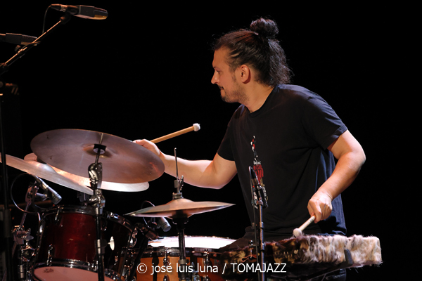 Xan Campos : Amorodios (XII JazzEñe 2026. Teatro Victoria Eugenia, Donostia - San Sebastián. 2026-07-22) Por José Luis Luna Rocafort [INSTANTZZ AKA Galería fotográfica AKA Fotoblog de jazz, impro… y algo más] - Tomajazz - Xan Campos: Amorodios actuó en el XII JazzEñe 2026 en el Teatro Victoria Eugenia, de San Sebastián el 22 de julio de 2026. José Luis Luna Rocafort lo retrata en INSTANTZZ. Actuaron Xan Campos, Faia Díaz, Feliz Barth, Iago Fernández