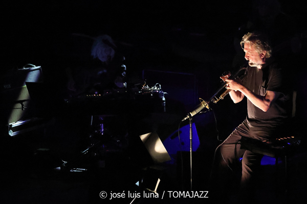 Nils Petter Molvaer: KHMER (61 Jazzaldia 2026. Donosti. 2026-07-24) Por José Luis Luna Rocafort [INSTANTZZ AKA Galería fotográfica AKA Fotoblog de jazz, impro… y algo más] - Tomajazz - Nils Petter Molvaer: KHMER actuó en el 61 Jazzaldia 2026. José Luis Luna Rocafort lo retrata en INSTANTZZ. Con Nils Petter Molvær, Eivind Aarset, Jan Bang, DJ Strangefruit, Audun Erlien, Rune Arnesen, Per Lindvall, Sven Persson, Tord Knudsen